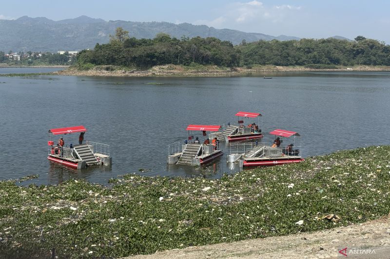 Luhut Pandjaitan luncurkan perahu ponton penarik sampah di Sungai Citarum