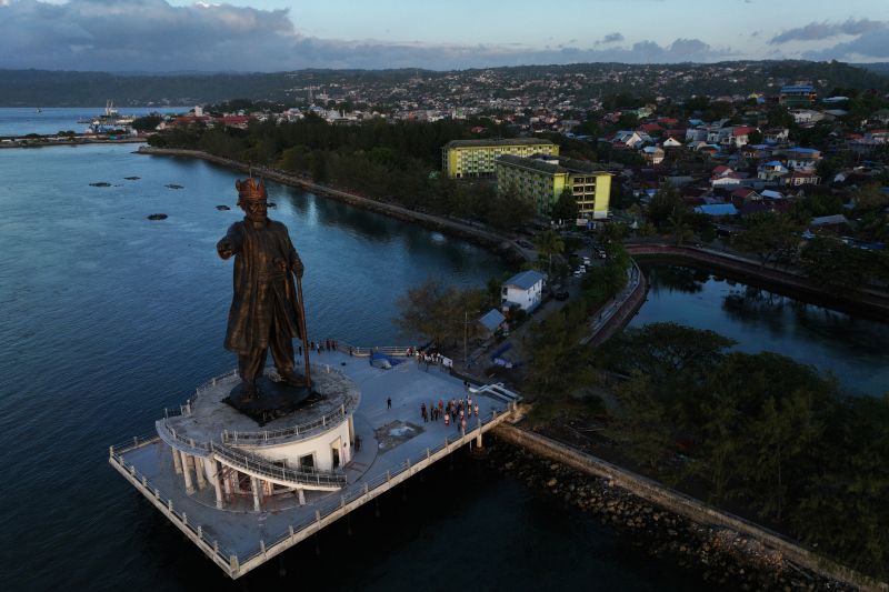 Patung Pahlawan Nasional Oputa Yi Koo di Baubau