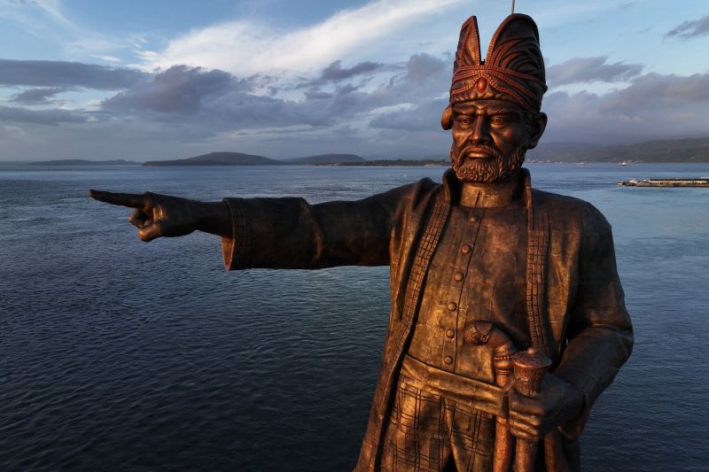 Patung Pahlawan Nasional Oputa Yi Koo di Baubau