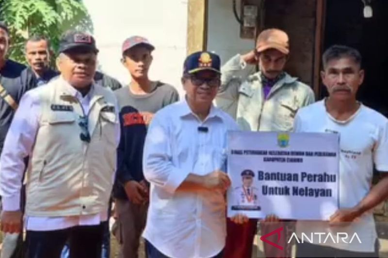 Pemkab Cianjur memberikan 14 perahu untuk nelayan pesisir Selatan