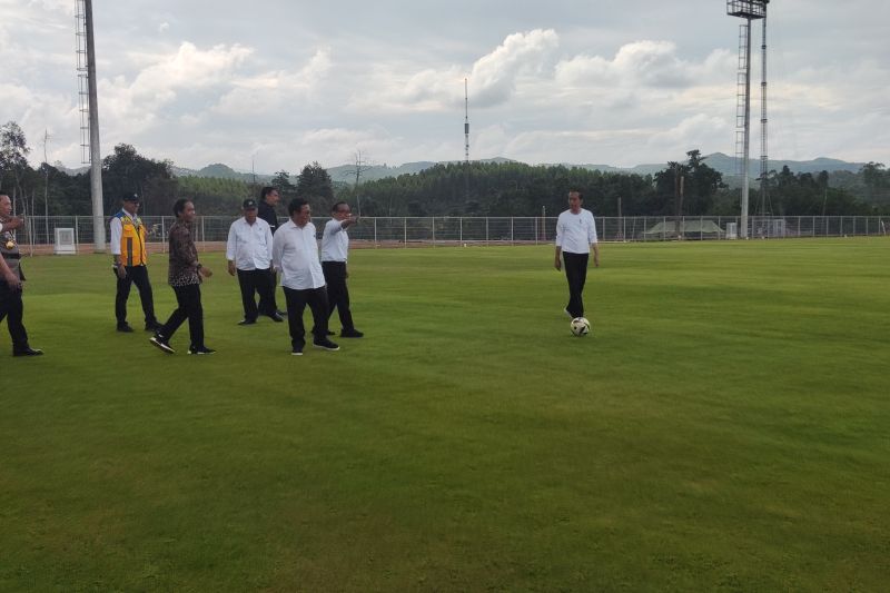 Jokowi sempat main bola untuk jajal rimput di pusat latihan sepak bola IKN