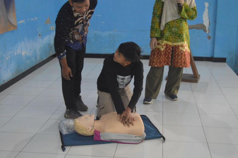 UI beri edukasi warga Ciherang Cianjur tentang pertolongan pertama dalam gempa