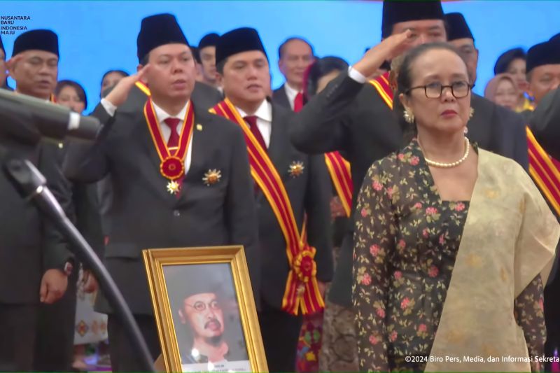 KH Ali Manshur dan Harry Roesli terima tanda kehormatan Bintang Budaya Parama Dharma