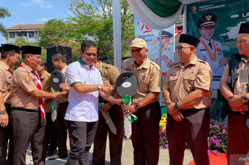 Pemkab Bandung menyerahkan mobil operasional untuk 10 kelurahan