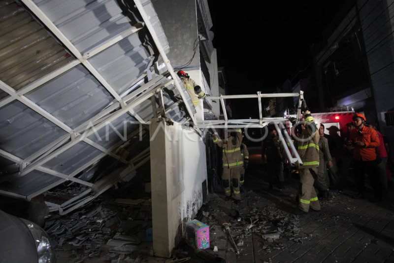 Sebuah rumah rusak akibat ledakan gas elpiji di Surabaya