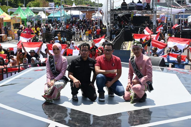 Ribuan pelajar di Cirebon baca UUD 1945 serentak meriahkan HUT ke-79 RI