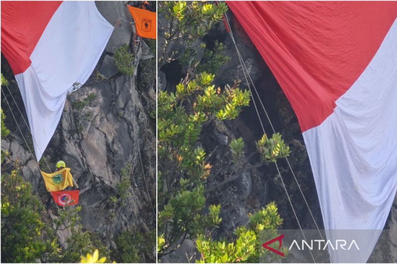 Komunitas pecinta alam bentangkan Merah Putih di puncak Gunung Ciremai Kuningan