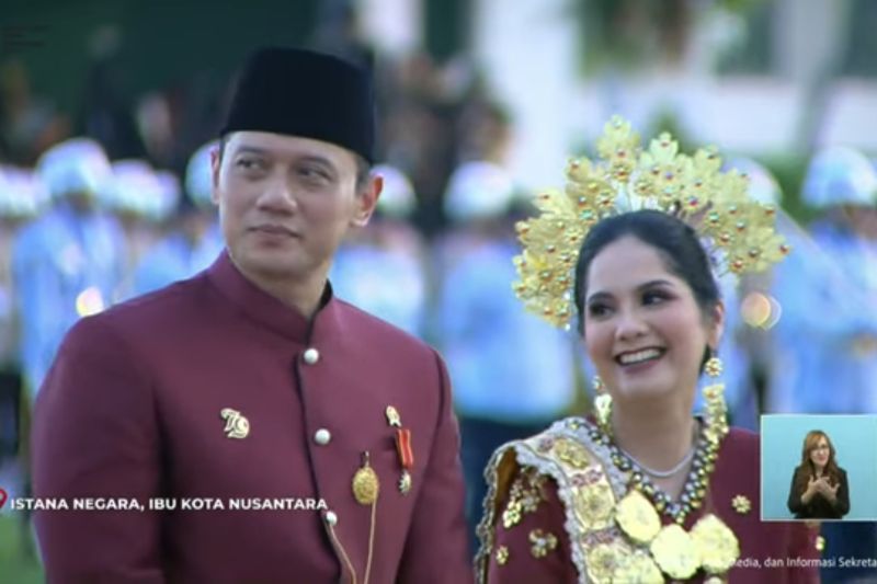 Presiden Jokowi beri hadiah sepeda untuk AHY dan istri karena berbusana terbaik