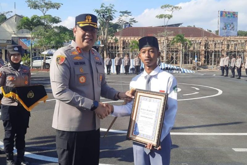 Polres Tasikmalaya beri penghargaan aksi heroik siswa saat upacara 17 Agustus