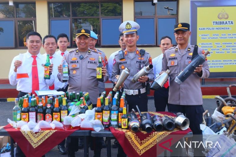 Polres Cianjur menyita 536 knalpot bising dan 274 botol miras