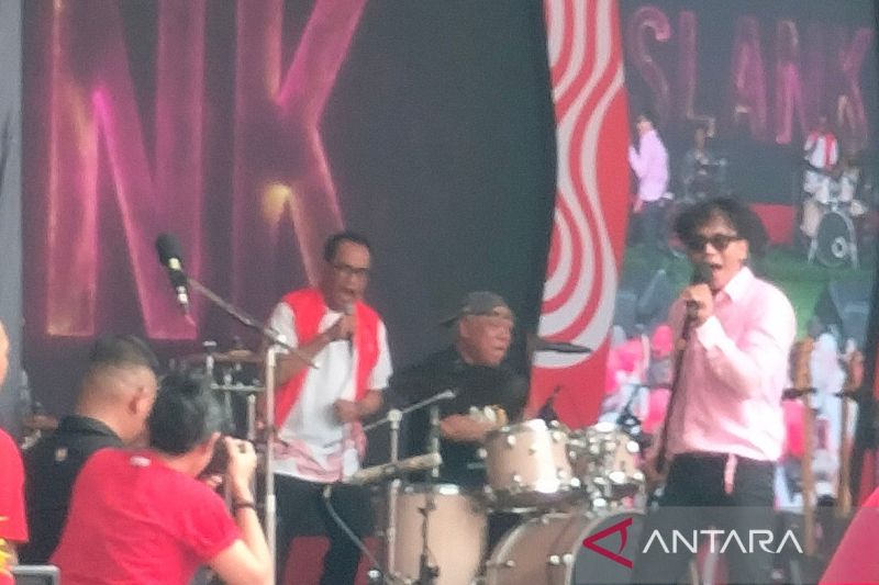 Basuki Hadimuljono dan Budi Karya Sumadi manggung bareng Slank di Festival Merdeka