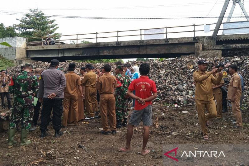 Pemkab Cirebon lakukan aksi bersih pantai dari sampah plastik