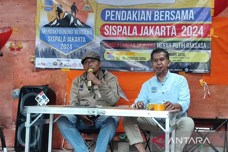 Sispala Jakarta bentangkan bendera raksasa di Gunung Gede Cianjur