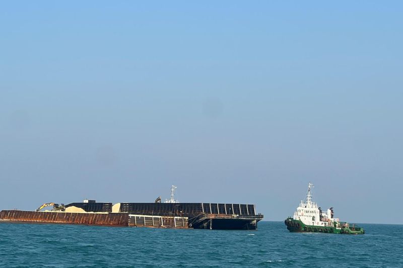 KSOP Cirebon menyandarkan kapal tugboat bocor berbendera Malaysia