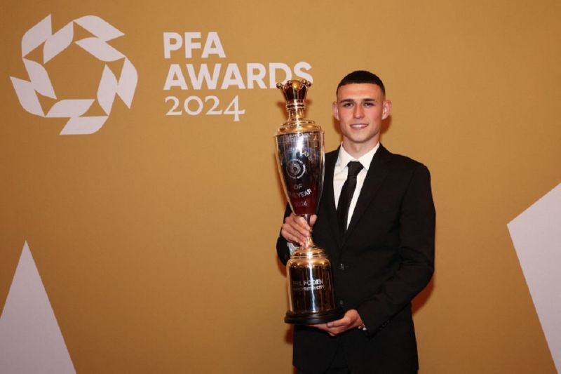 Terima penghargaan Pemain Terbaik PFA, Phil Foden merasa sangat istimewa