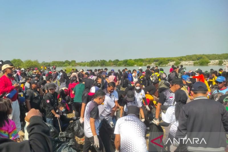 DLH Cirebon angkut sebanyak 40 ton sampah dari Pantai Baro Gebang