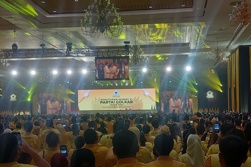 Presiden Jokowi kenakan kemeja kuning saat menghadiri penutupan Munas Golkar