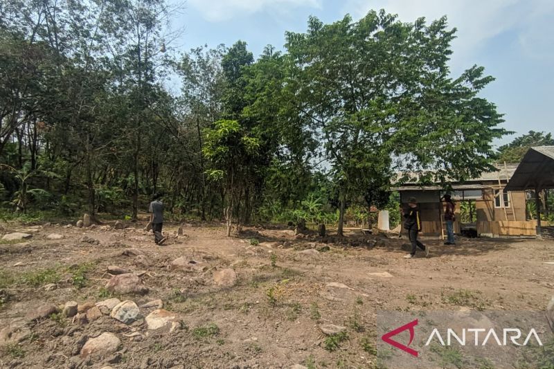 Budayawan menemukan puluhan makam keramat palsu di Palabuhanratu