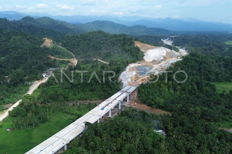 Pemasangan balok erection girder jembatan tol Padang-Sicincin