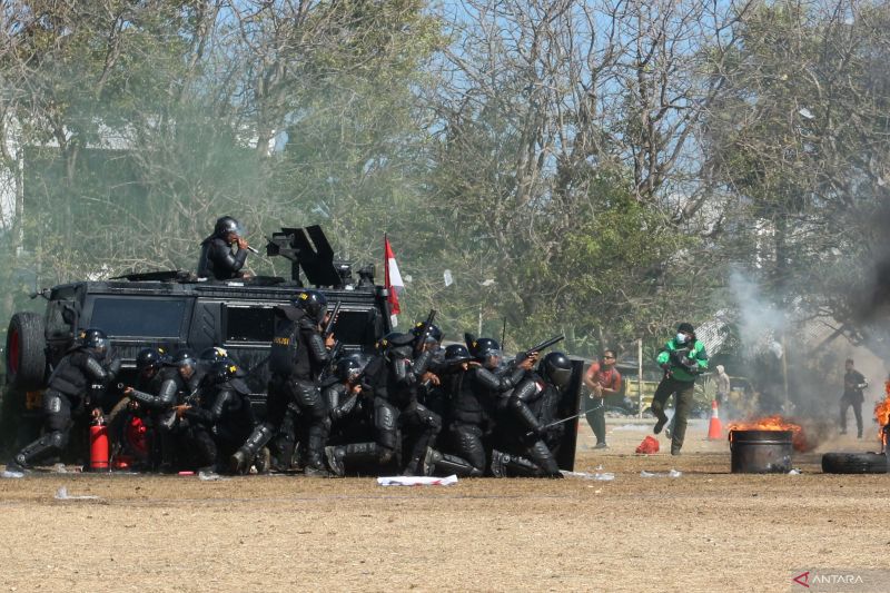 Simulasi pengamanan Pilkada serentak di Kupang