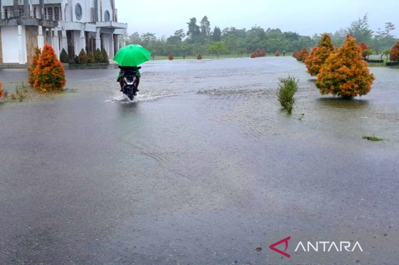 Bandung berawan, hujan mengguyur mayoritas kota besar di Indonesia