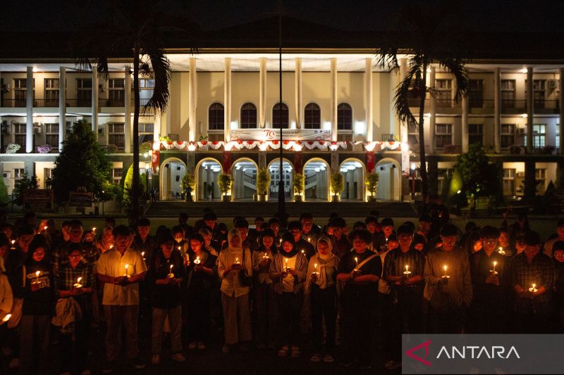 Aksi penyalaan lilin di UGM