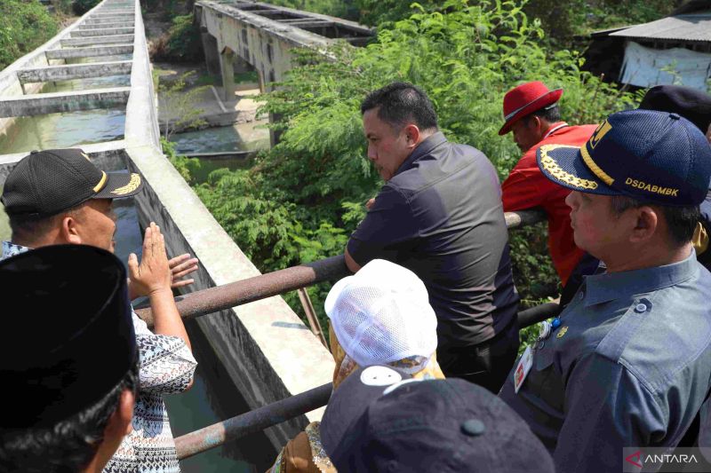 Pemkab Bekasi tinjau aliran sungai respons kekeringan pada lahan pertanian