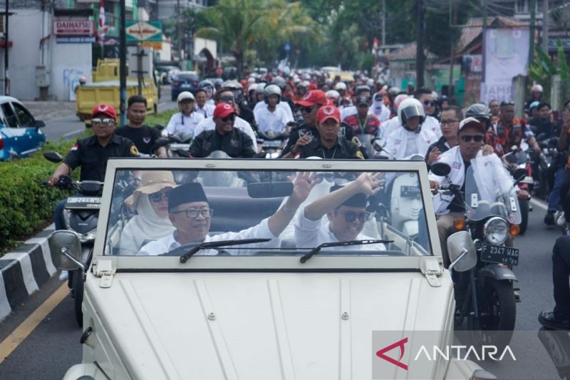 Pasangan Herman-Ibang daftar pakai mobil VW Safari tahun 78