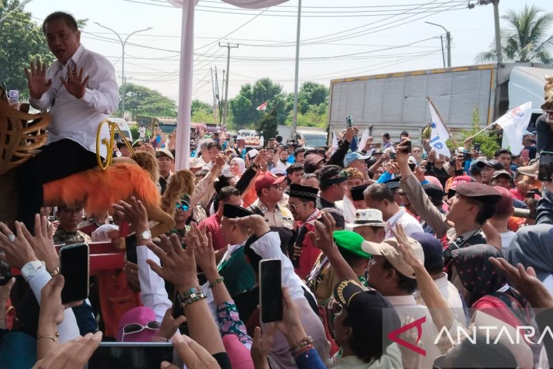 Calon bupati petahana mendaftar ke KPU Karawang diarak pakai sisingaan