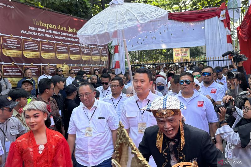 KPU Kota Bandung menerima pendaftar pertama pasangan Haru-Dhani