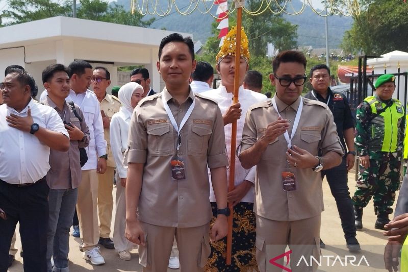 Pasangan Wahyu-Ramzi mendapat sambutan histeris warga di KPU Cianjur