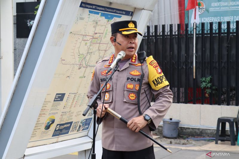 Polisi imbau penonton di stadioun utama GBK agar jaga fasilitas