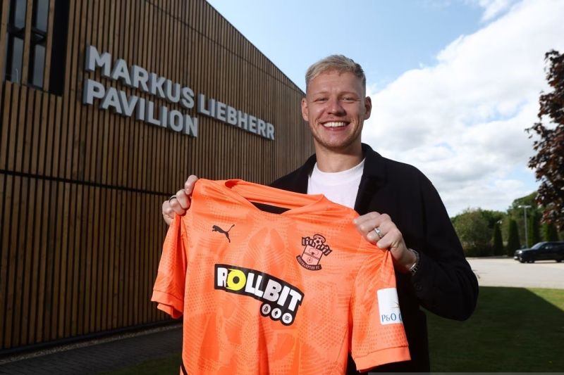 Aaron Ramsdale dari Arsenal resmi ditebus Southampton