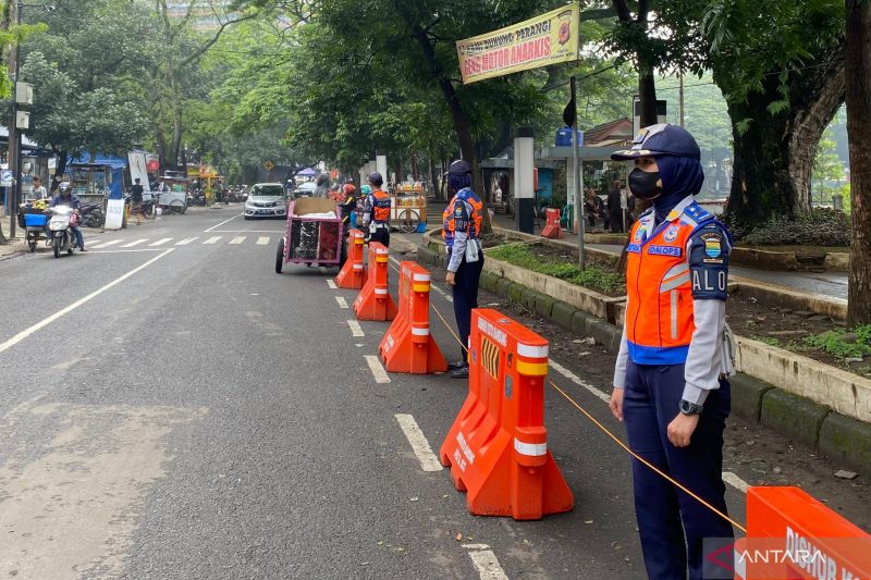 Dishub mengamankan juru parkir yang patok Rp150 ribu di Tamansari Bandung