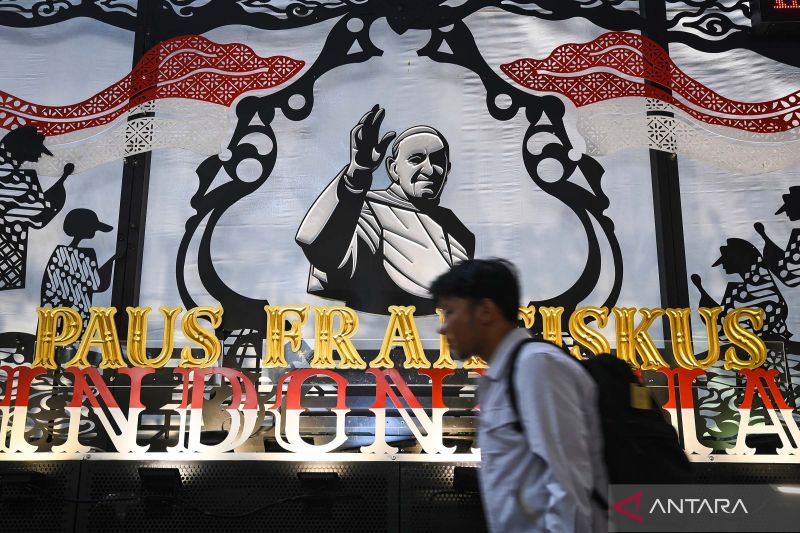 Dekorasi penyambutan Paus Fransiskus di Gereja Katedral Jakarta