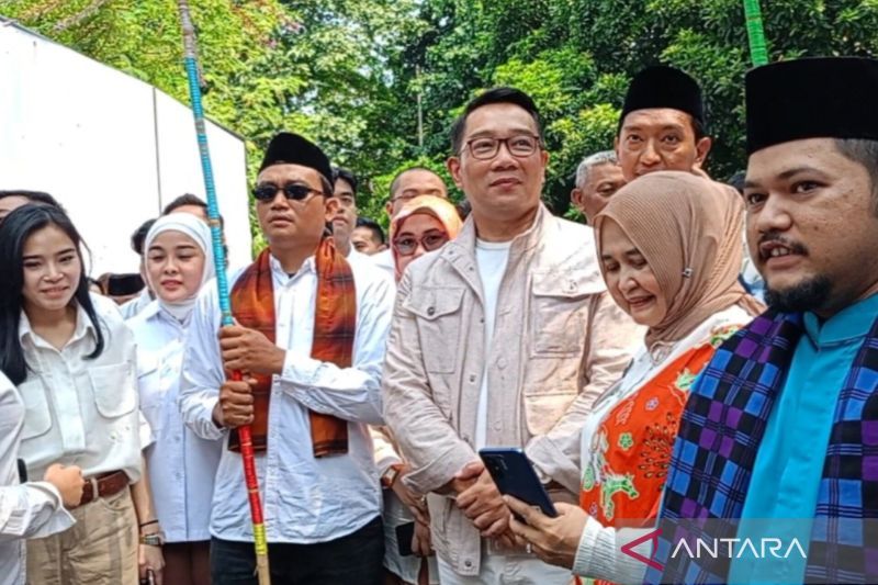 Ridwan Kamil disambut tradisi palang pintu saat sambangi kantor TKN Fanta