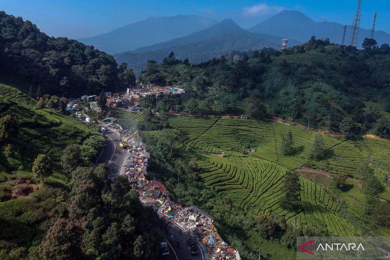 Penertiban tahap dua lapak PKL dan bangunan liar di Puncak Bogor