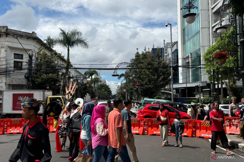 Polisi tutup Jalan Asia Afrika Bandung saat pelantikan anggota DPRD Jabar