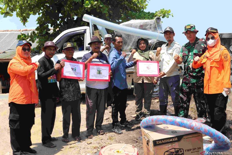 Pemkab Bekasi menyalurkan bantuan pompa air kelompok tani