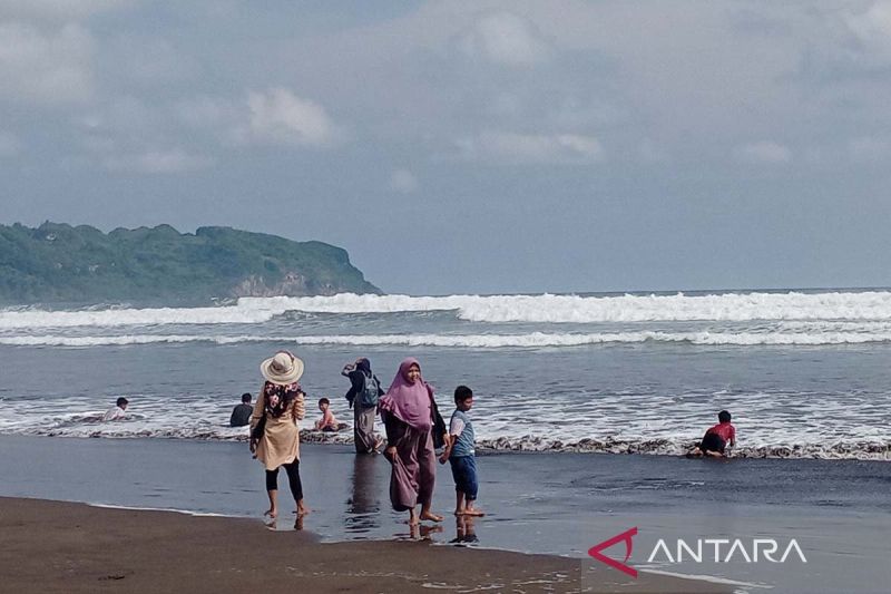 Gelombang tinggi masih berpotensi di laut selatan Jabar-Jateng