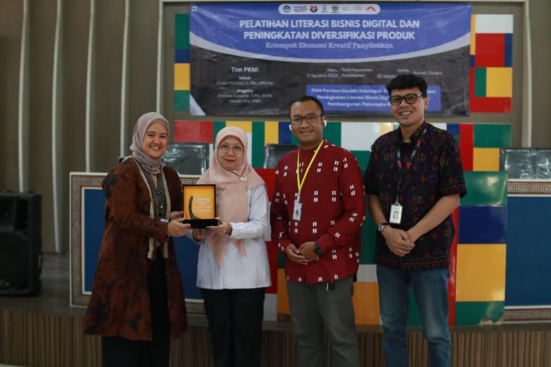 Kelompok PKM Ekonomi Kreatif gelar pelatihan bisnis digital dan diversifikasi produk UMKM Panyileukan Bandung