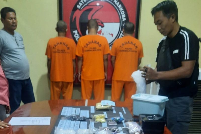 Polisi ungkap peredaran sabu modus tempel di Tasikmalaya