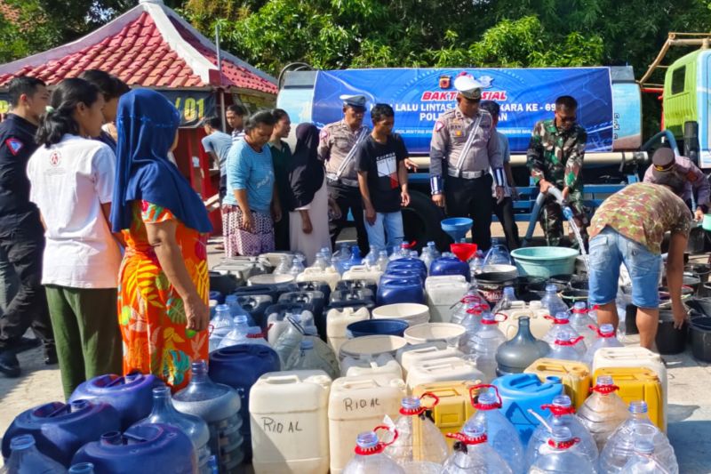 Polres Kuningan mendistribusikan 8.000 liter air untuk bantu warga