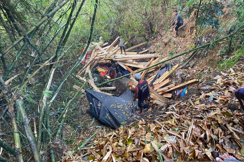 Truk terjun ke jurang akibat sopir tak kuasai medan jalan Sukabumi