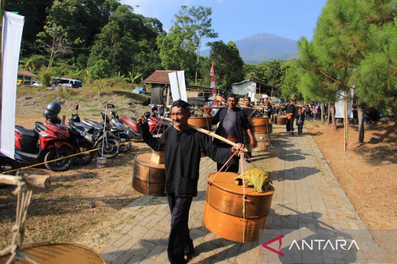 Kuningan jadikan tradisi sedekah bumi sebagai daya tarik wisata