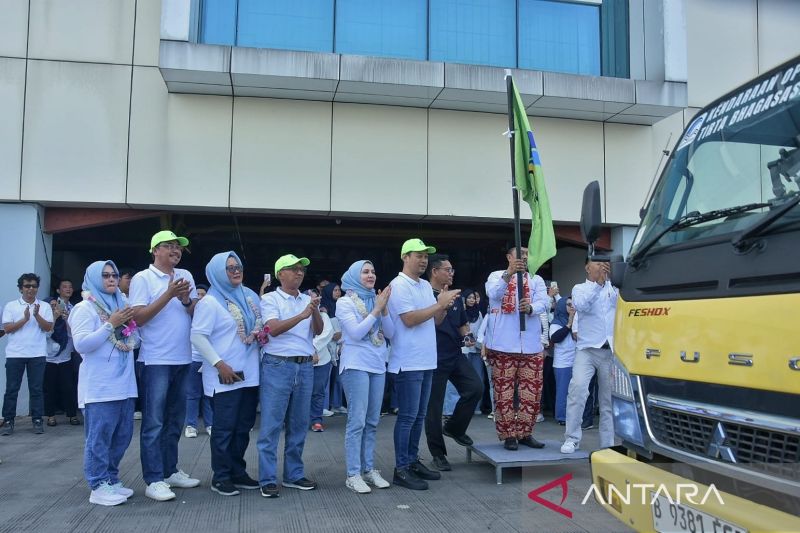 Warga terdampak kekeringan dapat bantuan Perumda Tirta Bhagasasi Bekasi