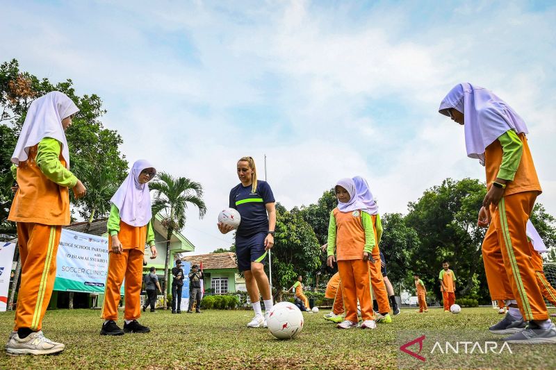 Bintang sepak bola Australia latih pelajar di Al-Syukro