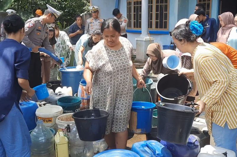 Polisi pasok air bersih bagi warga terdampak kemarau di Tasikmalaya