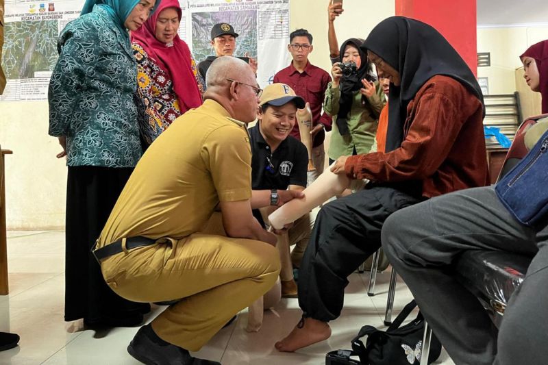 Pemkab Garut menyalurkan bantuan untuk 59 penyandang tunadaksa