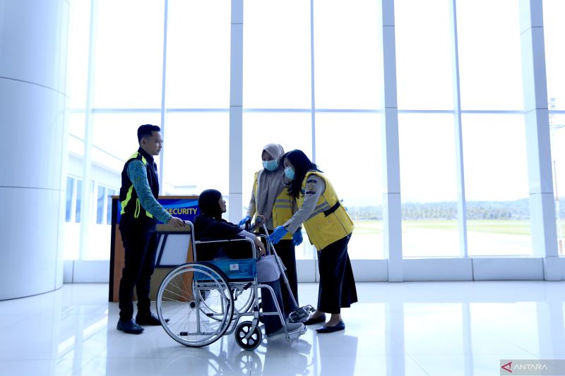 Penumpang Mengantre di Bandara Djalaluddin